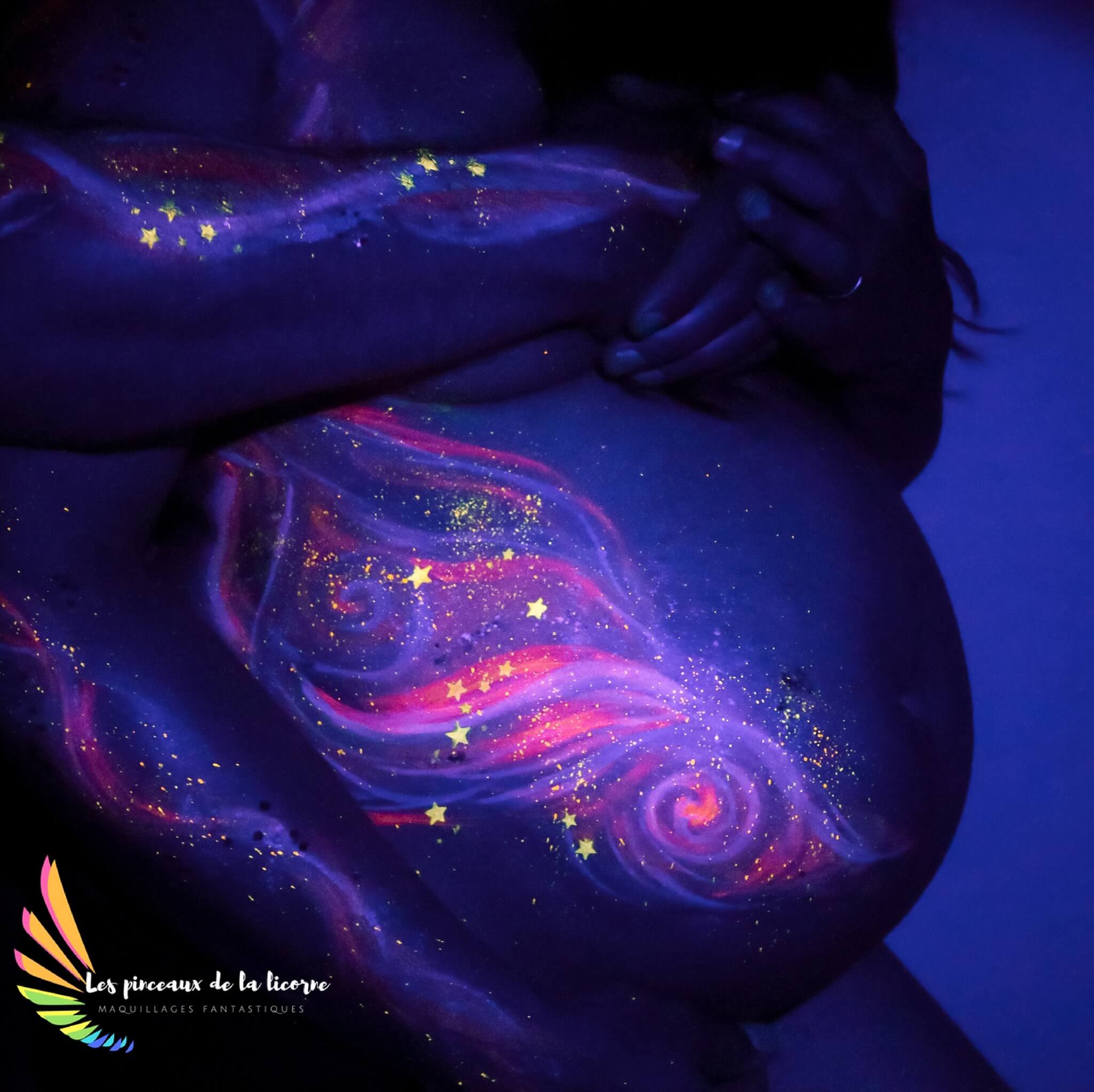 Bellypainting maquillage prénatal Les Pinceaux de la Licorne galaxie fluo
